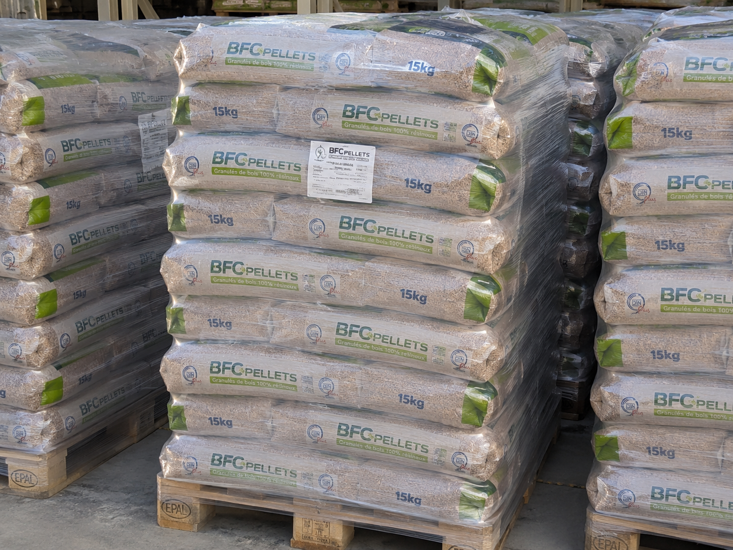 Palettes de sacs de granulés de bois BFC Pellets prêtes à livrer